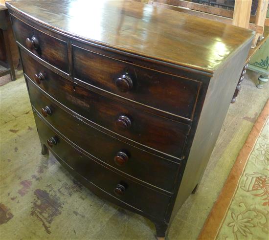 Victorian mahogany bow front chest of drawers(-)